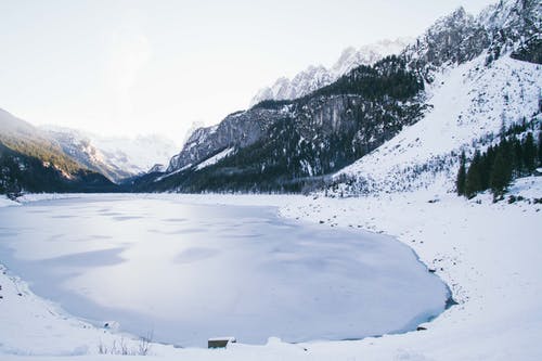 被雪包围的湖的风景照片 · 免费素材图片