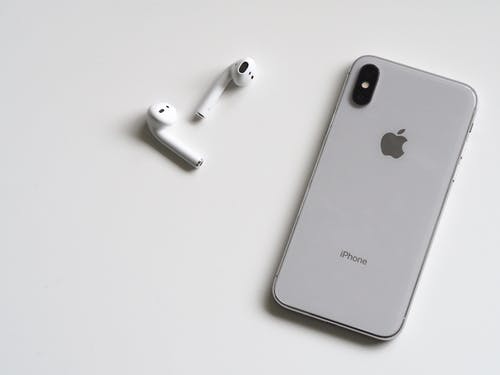 带有airpods的银色iphone X · 免费素材图片