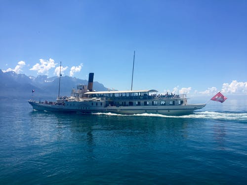 布朗游轮在水面上 · 免费素材图片