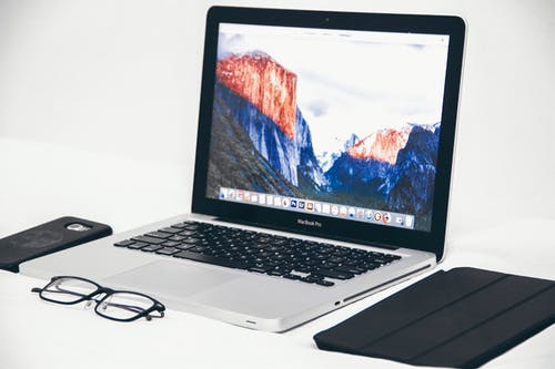 眼镜和黑色smart Case旁的macbook Air · 免费素材图片