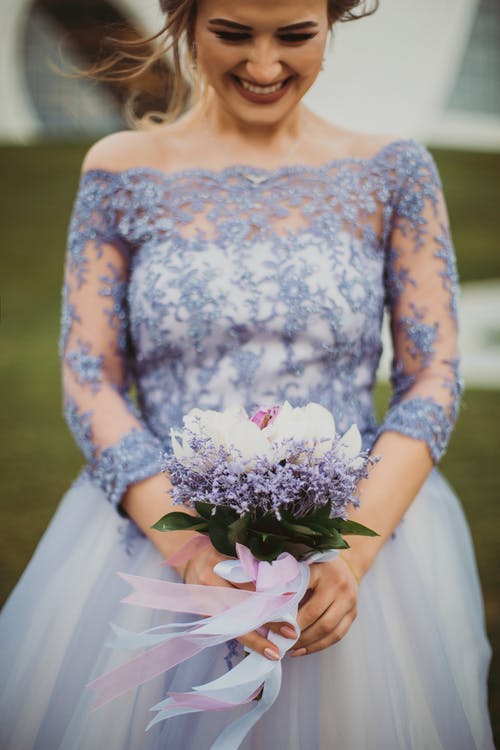 浅焦点紫色花朵露肩长袖蕾丝婚纱 · 免费素材图片