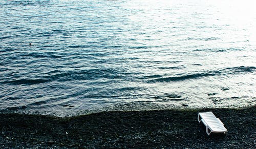 海滩上的白色休闲椅 · 免费素材图片