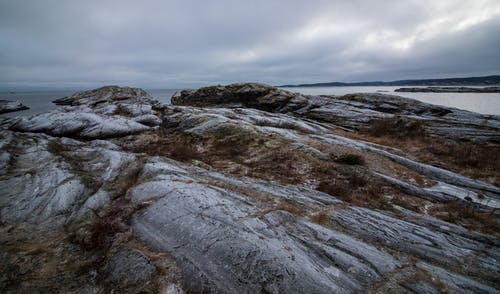灰色和棕色岩层 · 免费素材图片