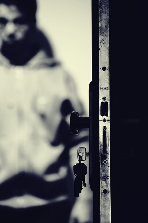 钥匙和门把手的单色照片 · 免费素材图片