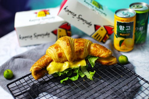 芝士和卷心莴苣焗的面包 · 免费素材图片
