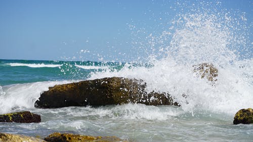 蓝天下的海浪摄影 · 免费素材图片