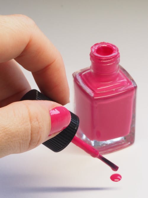 粉色指甲油瓶 · 免费素材图片
