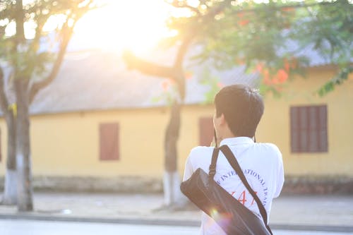 男子穿polo衫袋 · 免费素材图片