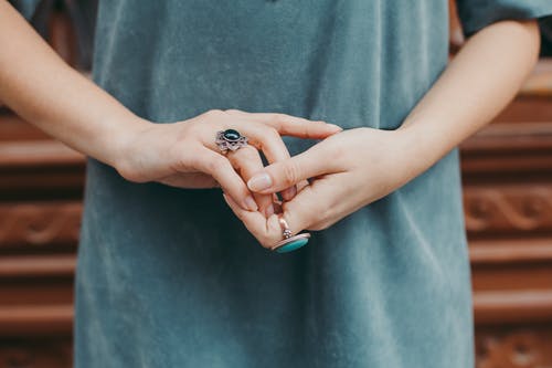 女人戴着蓝色宝石戒指 · 免费素材图片