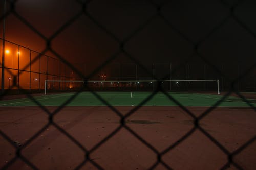 夜间相当网球场 · 免费素材图片