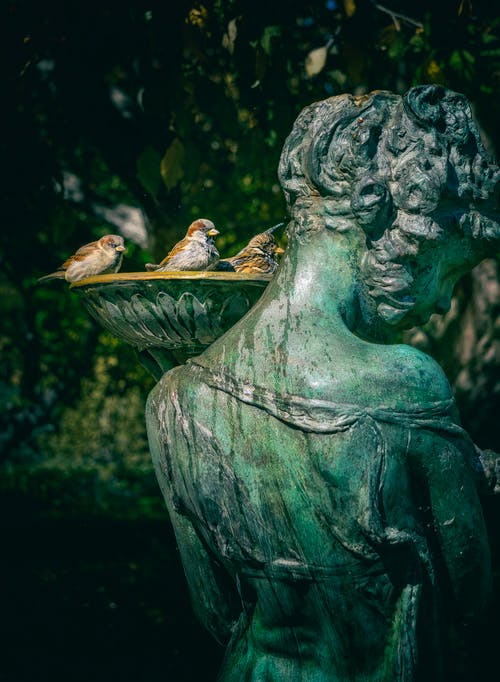 女人雕像与鸟浴 · 免费素材图片