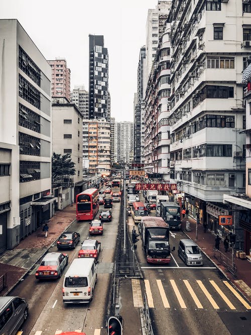 道路上建筑物和汽车的摄影 · 免费素材图片