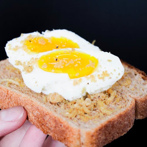 切片面包和鸡蛋 · 免费素材图片