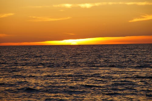 日落期间的水体 · 免费素材图片