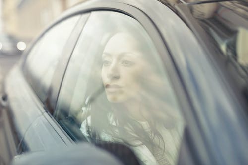 白天在黑色轿车内的女人 · 免费素材图片