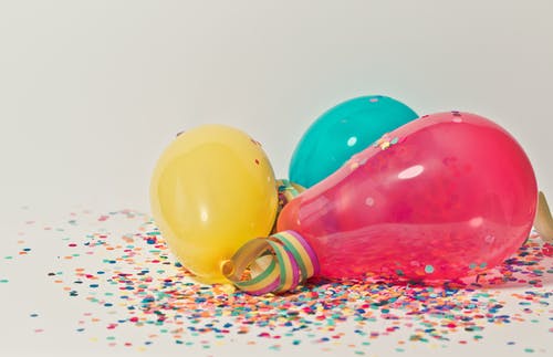 黄色，粉红色和蓝色派对气球 · 免费素材图片