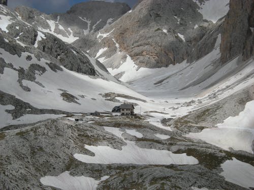 雪山米色两层楼房屋 · 免费素材图片