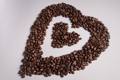 咖啡豆塑造成心脏 · 免费素材图片