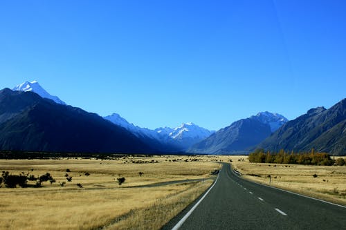 空路近山在蔚蓝的天空下 · 免费素材图片