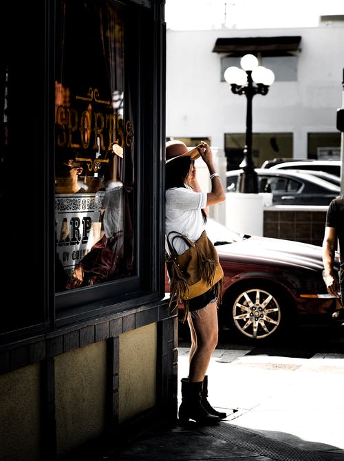 棕色遮阳帽站在人行道上的女人 · 免费素材图片
