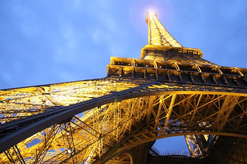 巴黎埃菲尔铁塔的低角度 · 免费素材图片