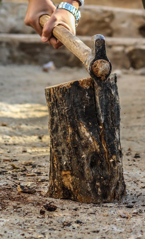 砍木头的人的摄影 · 免费素材图片