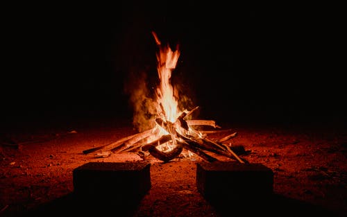 夜间户外壁炉 · 免费素材图片