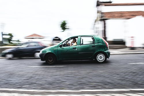 摄影的人驾驶绿色汽车 · 免费素材图片