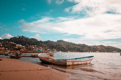 白天在海边的小船 · 免费素材图片