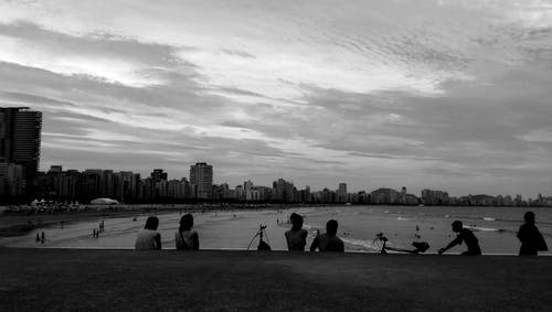 一群人附近海滩上的灰度照片 · 免费素材图片