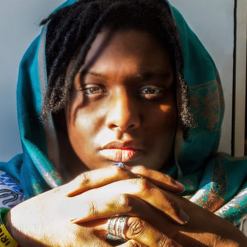 头戴绿色头巾的可怕头发的女人 · 免费素材图片