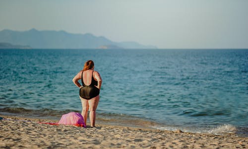 站在海边的黑色泳装的女人的摄影 · 免费素材图片
