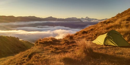 山顶上的绿色帐篷 · 免费素材图片