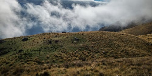 绿山覆盖的云 · 免费素材图片