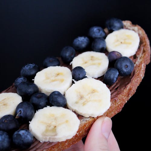 香蕉切成薄片的蓝莓 · 免费素材图片