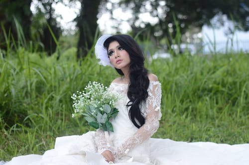 白色露肩新娘礼服的妇女佩带 · 免费素材图片
