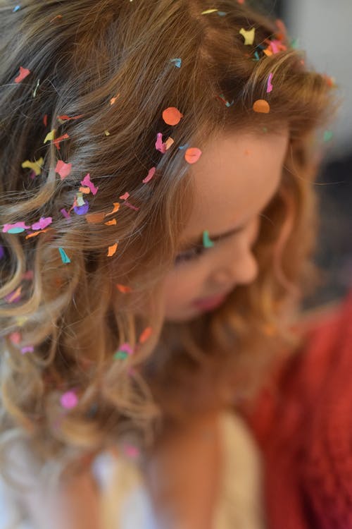 浅棕色头发的女人，头发上五彩纸屑的聚焦摄影 · 免费素材图片