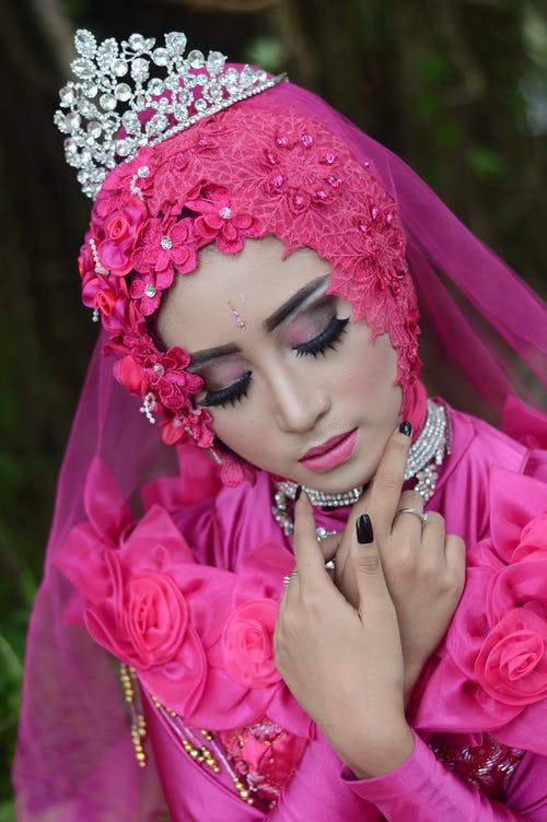 粉红色的传统服饰，戴着头饰的女人 · 免费素材图片
