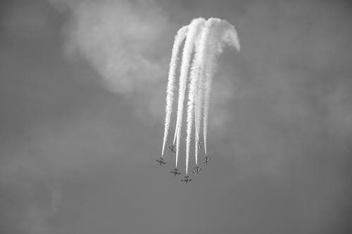 表演喷气机的摄影灰度 · 免费素材图片