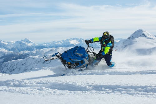 男子骑蓝雪滑雪滑板车 · 免费素材图片