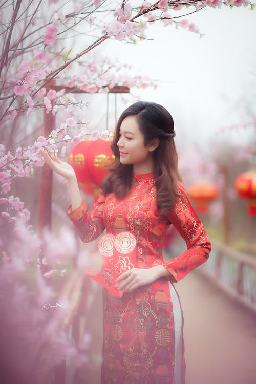 身穿红色中国传统服饰的女人 · 免费素材图片
