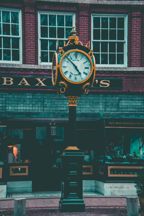 圆形黄色和黑色模拟座钟显示4:58 · 免费素材图片