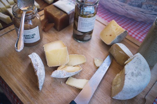 切片的奶酪和刀 · 免费素材图片