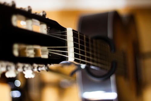 黑色古典吉他的选择性聚焦照片 · 免费素材图片
