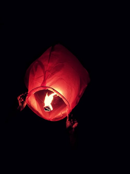 红色天空灯笼着火 · 免费素材图片