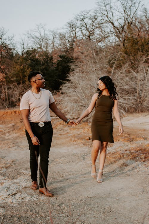 男人和女人看着其他 · 免费素材图片