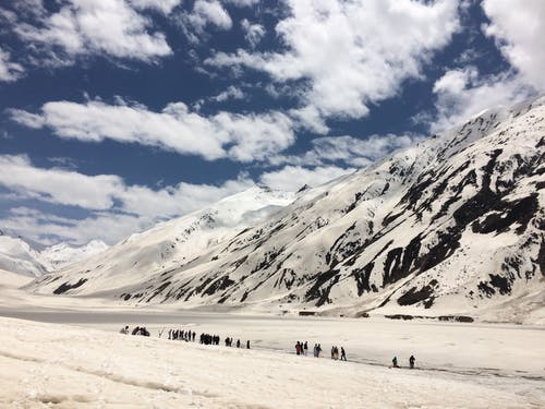 多云的天空下的冰雪覆盖的山 · 免费素材图片