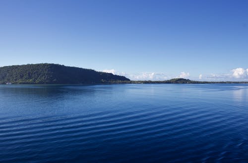 山附近水体的风景摄影 · 免费素材图片