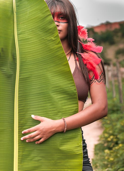 香蕉叶在布朗胸罩的女人 · 免费素材图片