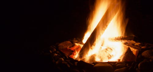 篝火与黑色背景 · 免费素材图片